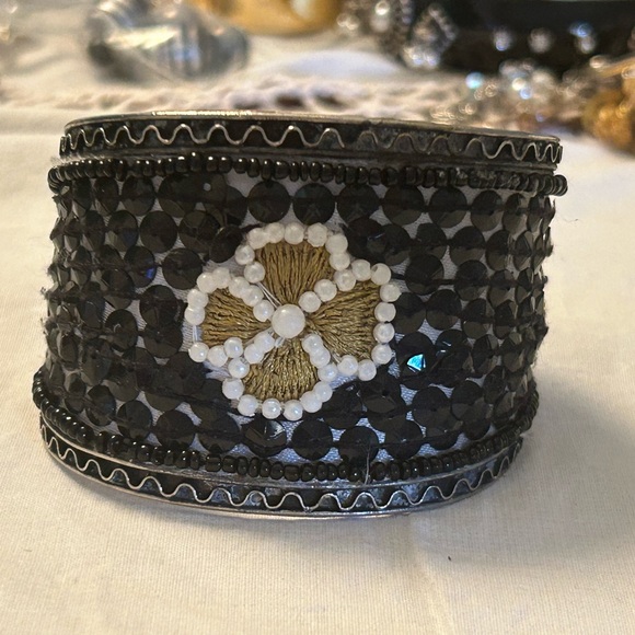 HUGE SALE! PAIR (2) VINTAGE CUFF BRACELETS BLACK/SILVER TONE - Picture 7 of 10